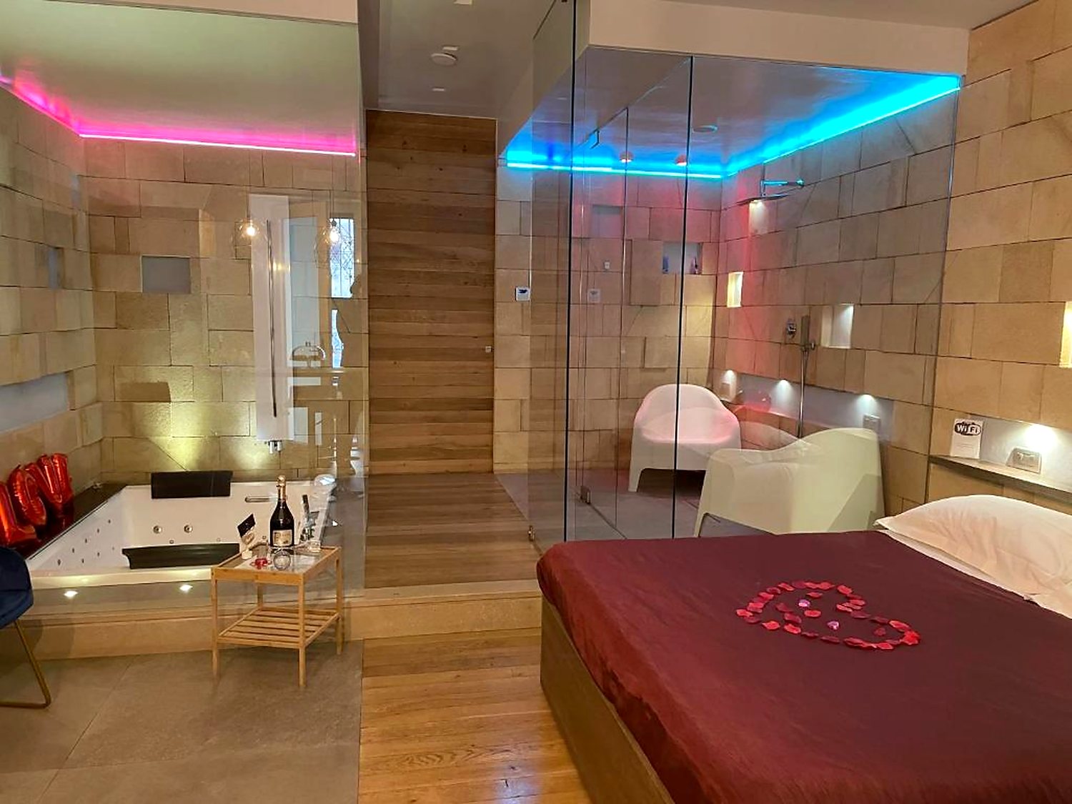 La suite Mater Aquae: vasca idromassaggio, zona relax e letto con petali