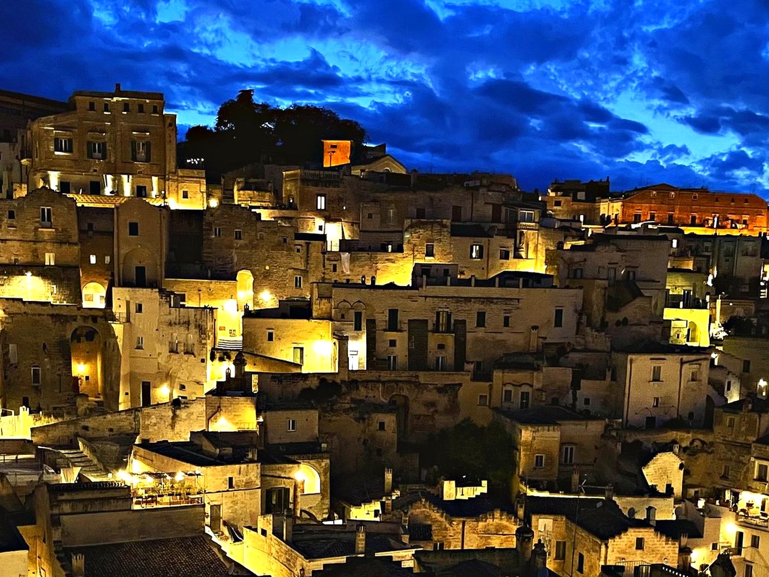 I Sassi di Matera illuminati all'ora blu